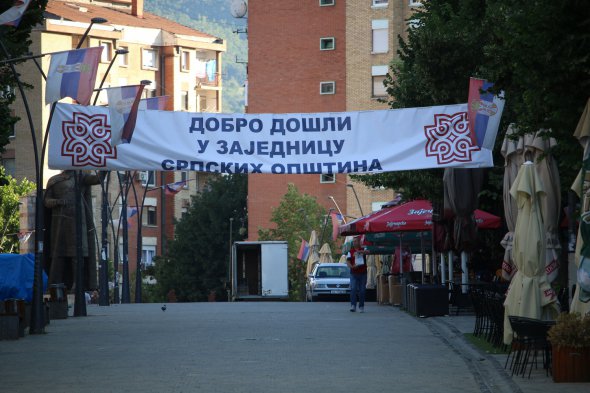 Косівська Митровиця. Напис на плакаті «Ласкаво просимо до спільноти сербських муніципалітетів» 