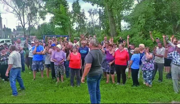 Парафіяни Вознесенської церкви в селі Лукашівка Чернігівської області стоять на зборах 28 липня. Хочуть перейти у Православну церкву України. Священник цього не підтримує