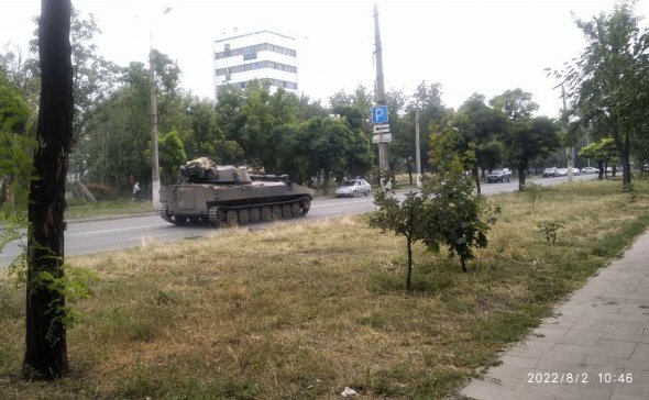 У Маріуполі    черговий рух військової техники. Цього разу - САУ з маркуванням “Z”