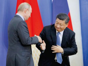Президент Китаю Сі Цзіньпін (праворуч) і президент Росії Володимир Путін вітаються на Міжнародному економічному форумі в Санкт-Петербурзі 6 червня 2019 року. Країни залишаються найбільшими торговельними партнерами