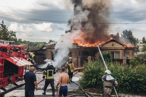 Рятувальники гасять пожежу в приватному будинку в місті Бахмут Донецької області, 28 липня. Загиблих і постраждалих немає, однак будівля практично вигоріла. Пожежники повністю ліквідували вогонь за дві години. Неподалік Бахмута тривають активні бої. Російські окупанти не полишають спроб наступати, обстрілюють мирне населення. Місцевих жителів просять негайно евакуюватися