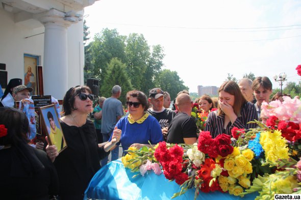 У Полтаві попрощалися з українським військовим 18-річним Максимом Краснокутським, який загинув на Донеччині під час російського обстрілу