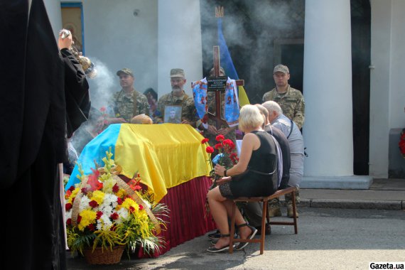 У Полтаві попрощалися з українським військовим 18-річним Максимом Краснокутським, який загинув на Донеччині під час російського обстрілу