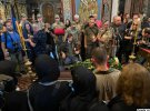 В Киеве сегодня прощаются с воином Глебом Бабичем. Он погиб на передовой 28 июля. Провести воина в последний путь пришли десятки людей