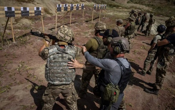 Украинские новобранцы стреляют по мишеням в каменоломне недалеко от линии фронта 