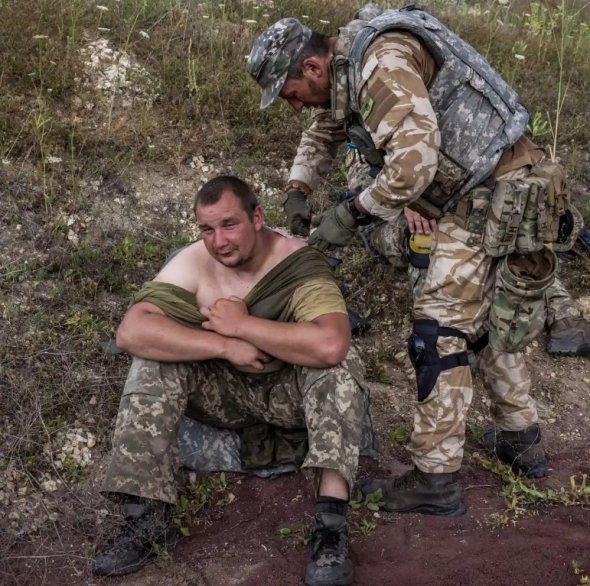 «Бізон» надає першу допомогу солдатові, який отримав поранення від розпеченої кулі під час стрілянини по мішенях 