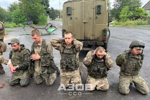 Бійці "Азову" взяли в полон півдесятка окупантів. Серед них є офіцер РФ