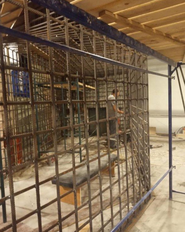 окупанти на сцені маріупольської камерної філармонії збирають тюремні клітки