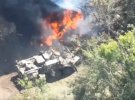 Украинские артиллеристы уничтожили российскую бронированную технику и грузовик "Урал" с боекомплектом.