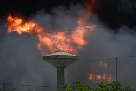 Во время масштабного пожара на нефтебазе на Кубе пострадали более 120 человек