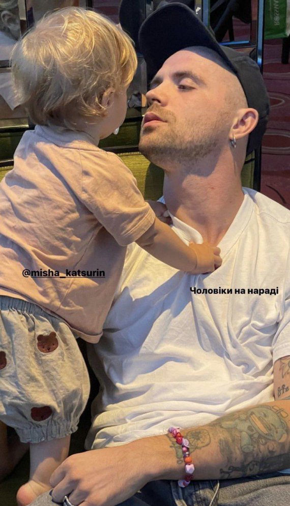Миша Кацурин держит на руках 1-летнего сына Ивана