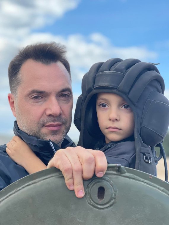 Алексей Арестович с младшим сыном 