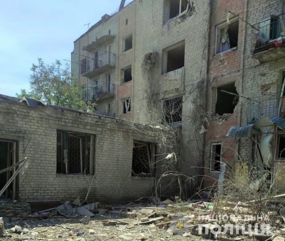 На Донеччині під ударом окупантів опинилися школа, пункт видачі гумдопомоги та мирні оселі