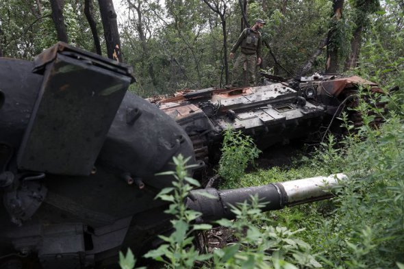 Підбитий російський танк біля лінії фронту на Харківщині 