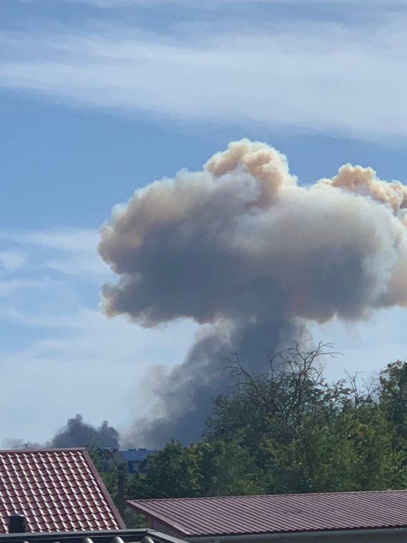 Сьогодні в окупованому Криму пролунали вибухи на аеродромі "Саки" біля селиша Новофедорівка. Густий чорний дим було видно з усіх куточків населеного пункту