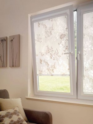 Тканинні ролети стоять на вікні окремо або можуть поєднуватися з традиційними тюлем і шторами. Їх опускають і піднімають пластиковим ланцюжком, що скручує чи розкручує валик
