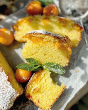 Кисло-солодкий пиріг з абрикосами смакує у спеку разом із прохолодним ягідним компотом