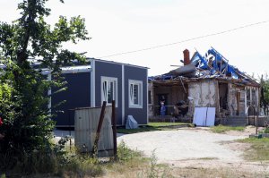 Новий модульний будинок поставили у дворі біля розбомбленої хати в селищі Макарів на Київщині. Подібні також розмістили в місті Буча та селищі Бородянка. Кілька місяців Макарів був під постійними обстрілами російських окупантів. Вони зруйнували 585 приватних будинків, пошкодили 58 багатоповерхівок