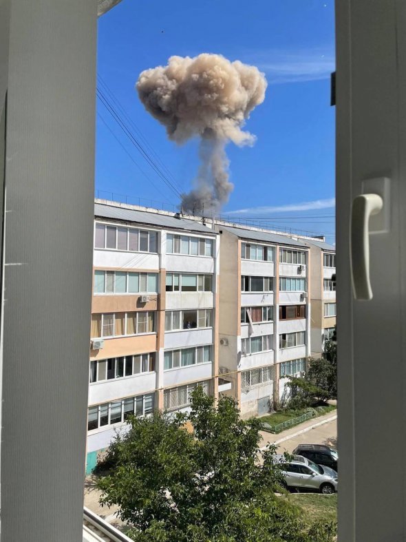 Взрывы возле авиабазы города Саки 