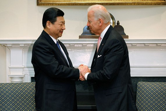 Президент США Джо Байден встречался с главой Китая Си Цзиньпином 14 февраля 2012 года в Вашингтоне. Тогда оба были в статусе вице-президентов.