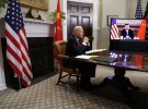 15 ноября 2021 года президент США Джо Байден виртуально пообщался с президентом Китая Си Цзиньпином в комнате Рузвельта Белого дома в Вашингтоне.