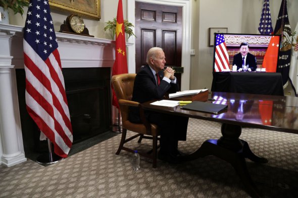 15 ноября 2021 года президент США Джо Байден виртуально пообщался с президентом Китая Си Цзиньпином в комнате Рузвельта Белого дома в Вашингтоне.