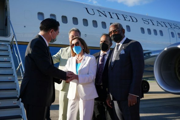 Спикер Палаты представителей США Нэнси Пелоси с делегацией отправляется из аэропорта Тайбэй Суншань в Южную Корею после визита в рамках тихоокеанского тура в Тайбэй, Тайвань, 3 августа 2022 года.