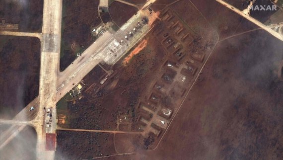 Показали нові фото знищеної авіабази окупантів у Криму