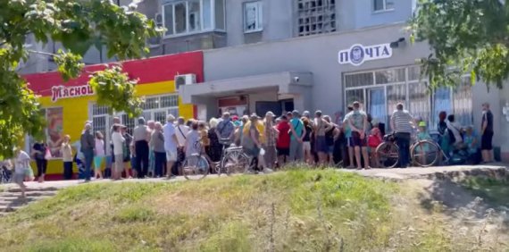 У Маріуполі – гігантські черги навіть до входу в магазин