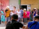 У Маріуполі – гігантські черги навіть до входу в магазин