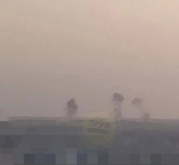 В Запорожье после взрывов поднимается дым