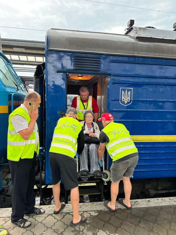 Обов'язкова евакуація з Донецької області триває