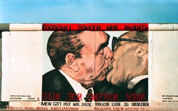  Графіті на Берлінській стіні зображує поцілунок Леоніда Брежнєва та Еріха Гонекера
