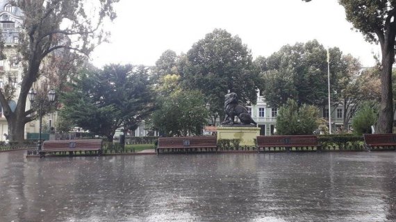 В Одессе 16 августа прошел сильный ливень, вместе с которым падал и град. Дождь обернулся для города настоящей катастрофой