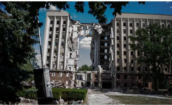 Здание администрации в Николаеве, разрушенное российской ракетой в марте, когда погибли 37 человек 
