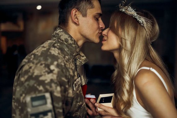Актор Максим Девізоров, який служить у Збройних силах України, одружився в травні з колегою-акторкою Світланою Гордієнко