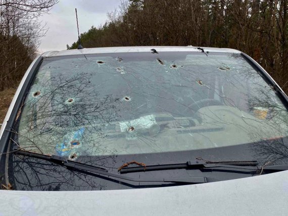Машину 58-летнего жителя Бучанского района и его семьи российские военные обстреляли в конце февраля.