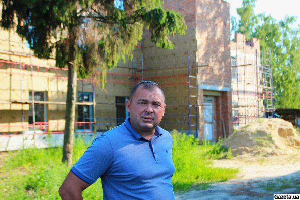 Игорь Корост показывает здание будущего музея заповедника. По его словам, около 60% работ уже выполнены, остались отделочные работы фасада и некоторые внутренние работы