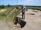 Директор заповедника "Бельск" Игорь Корост показывает место раскопок Котельва II на окраине поселка