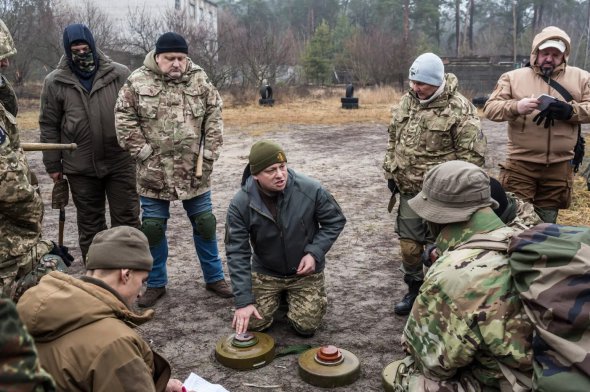 Український бойовий інженер навчає цивільних поводженню зі зброєю та потенційним партизанам у грудні 2021 року, коли Росія зосередила війська на кордоні 
