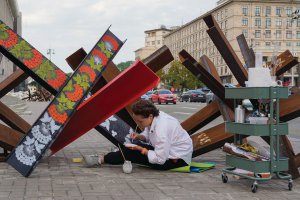 Киянка Варвара Шульга розписує протитанкові їжаки українським орнаментом. Зображує червоні грона калини та зелене листя. — Хочу, щоб наша українська культура звучала голосно, сучасно, актуально й обов’язково життєрадісно. Особливо під час пильної уваги миру до України, — каже Шульга. Роботу Варвари можна побачити на майдані Незалежності