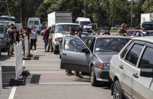 Люди стоять у заторі неподалік Запоріжжя, 12 серпня. Усі вони тікають з окупованих районів Херсона, Маріуполя та Донбасу. Щоб виїхати, повинні пройти через російські військові блокпости. Потрапити на підконтрольну Україні територію дозволять лише після ретельної перевірки, її ще називають фільтрацією