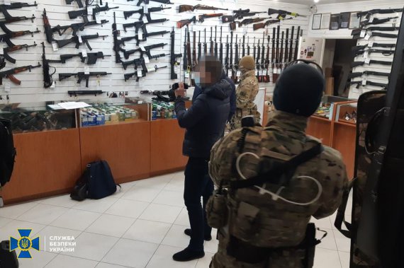 Служба безопасности Украины довела до суда дело топ-чиновников Министерства внутренних дел, которые незаконно выдали более 700 разрешений на оружие.
