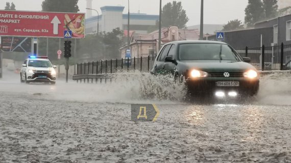 В Одессе прошел сильный ливень, следствием которого стали подтопленные улицы и частично парализованный общественный транспорт