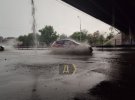 В Одесі пройшла сильна злива, наслідком якої стали підтоплені вулиці та частково паралізований громадський транспорт
