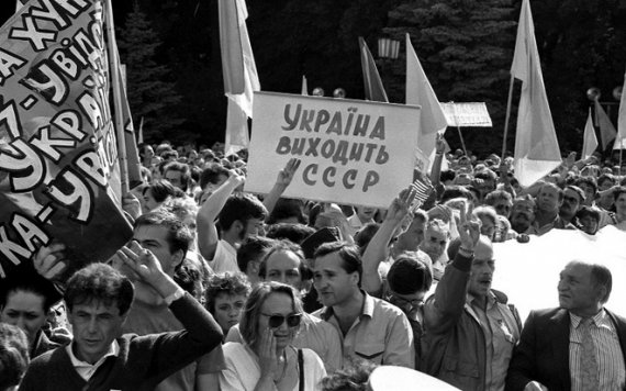 24 серпня 1991 року українці вийшли під Верховну Раду вимагати виходу з СРСР