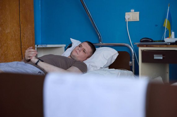 Владимир Зеленский посетил госпиталь во Львовской области, где лечат раненых украинских военных