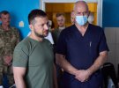 Владимир Зеленский посетил госпиталь во Львовской области, где лечат раненых украинских военных