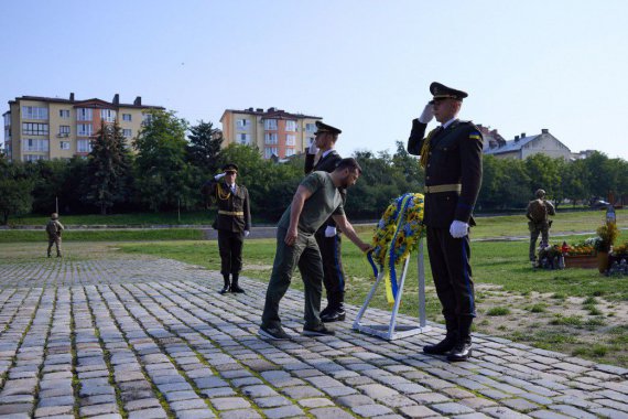 Президент Украины Владимир Зеленский во Львове вместе с местными руководителями почтил память погибших Героев