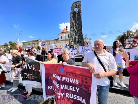 Во Львове у памятника Тарасу Шевченко прошла акция в поддержку военнопленных защитников Азовстали